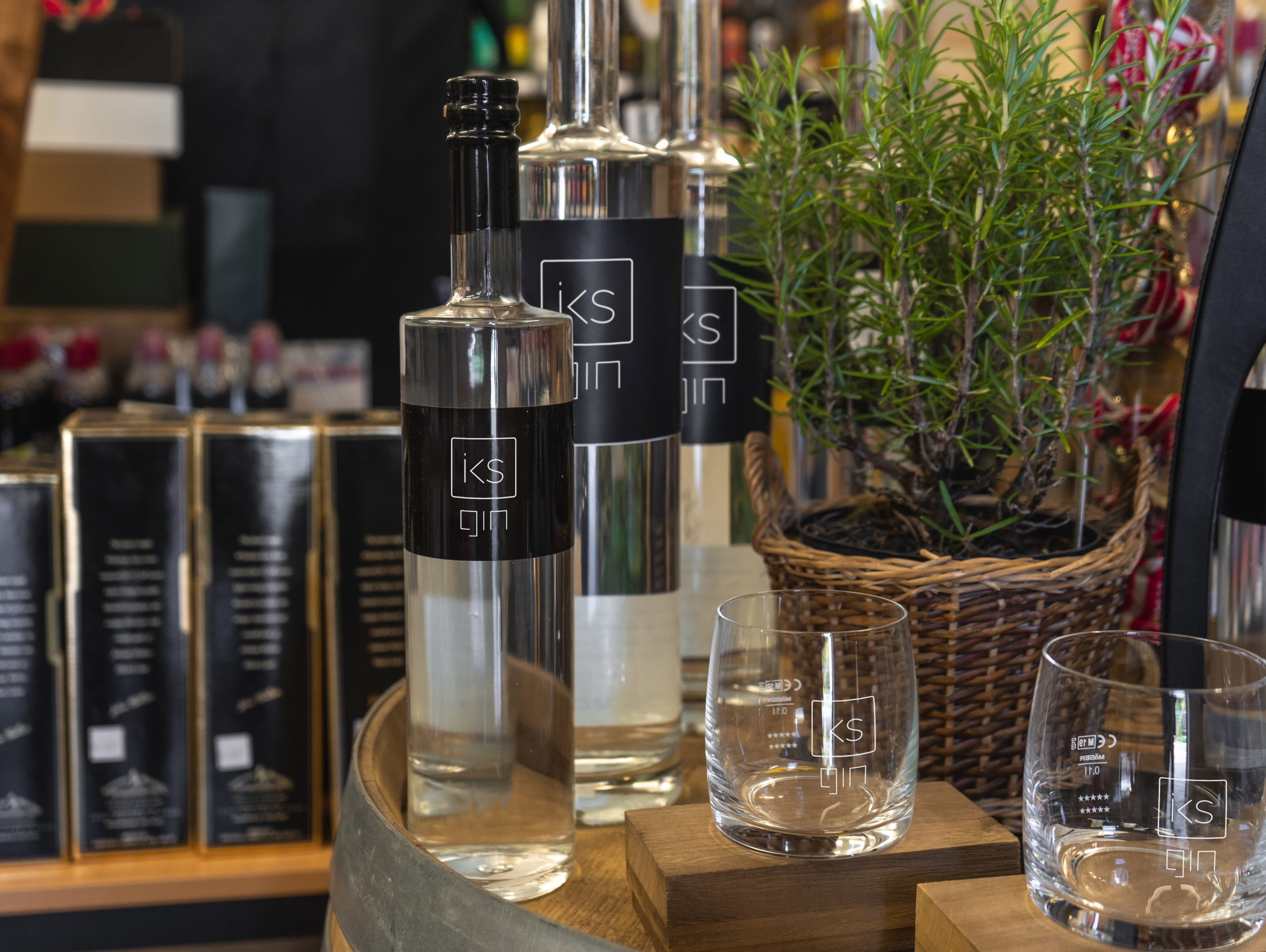 IKS_Retusche-scaled-1.jpg Iks Gin 0,7 L – Bild 1