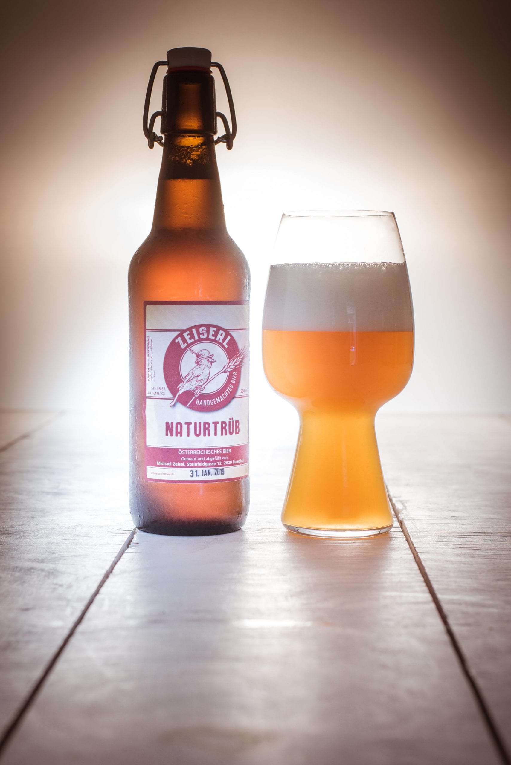 Flasche_kalt_mit_Glas_leuchtend-scaled-1.jpeg Zeiserl - naturally cloudy 0.5l - Image 1